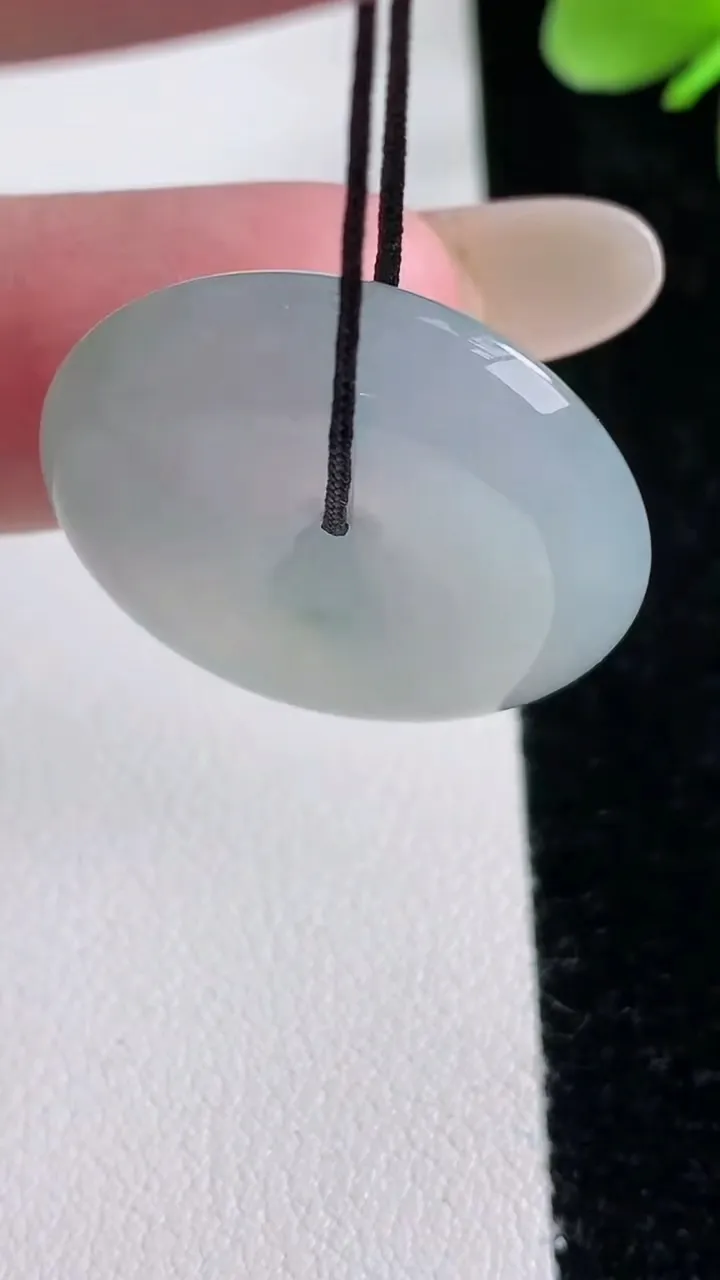 天然A货翡翠平安扣吊坠，尺寸25.8-5.3，重量:7.88g
12月12日