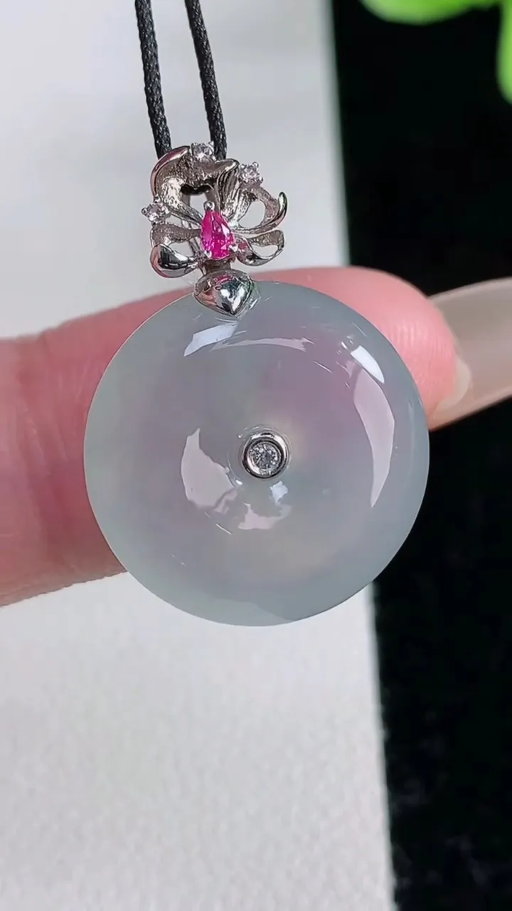 天然A货翡翠种白冰平安扣吊坠，尺寸17.6-4.9，重量:3.79g
12月12日