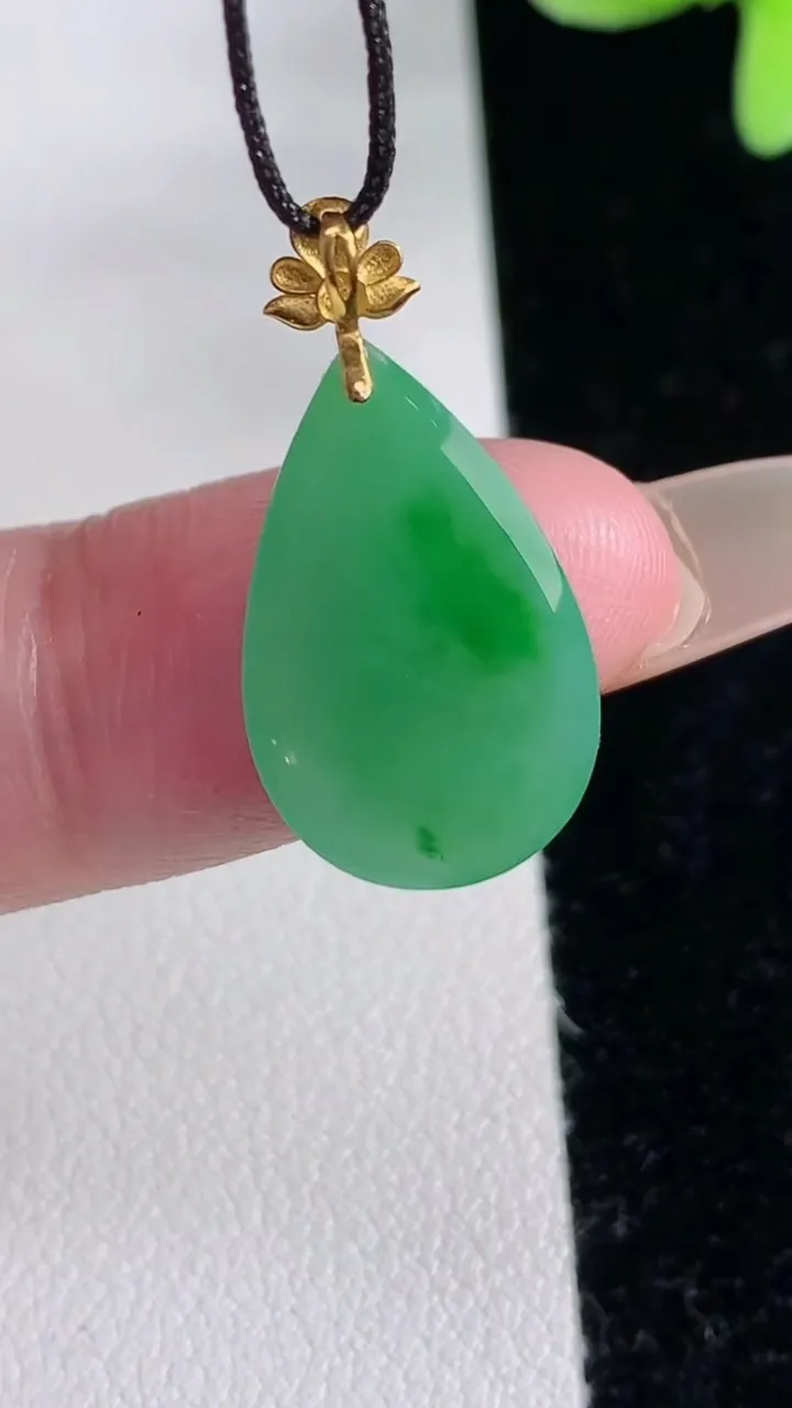 天然A货翡翠水滴吊坠，尺寸19.6-12.2-3.7，重量:1.70g
12月12日