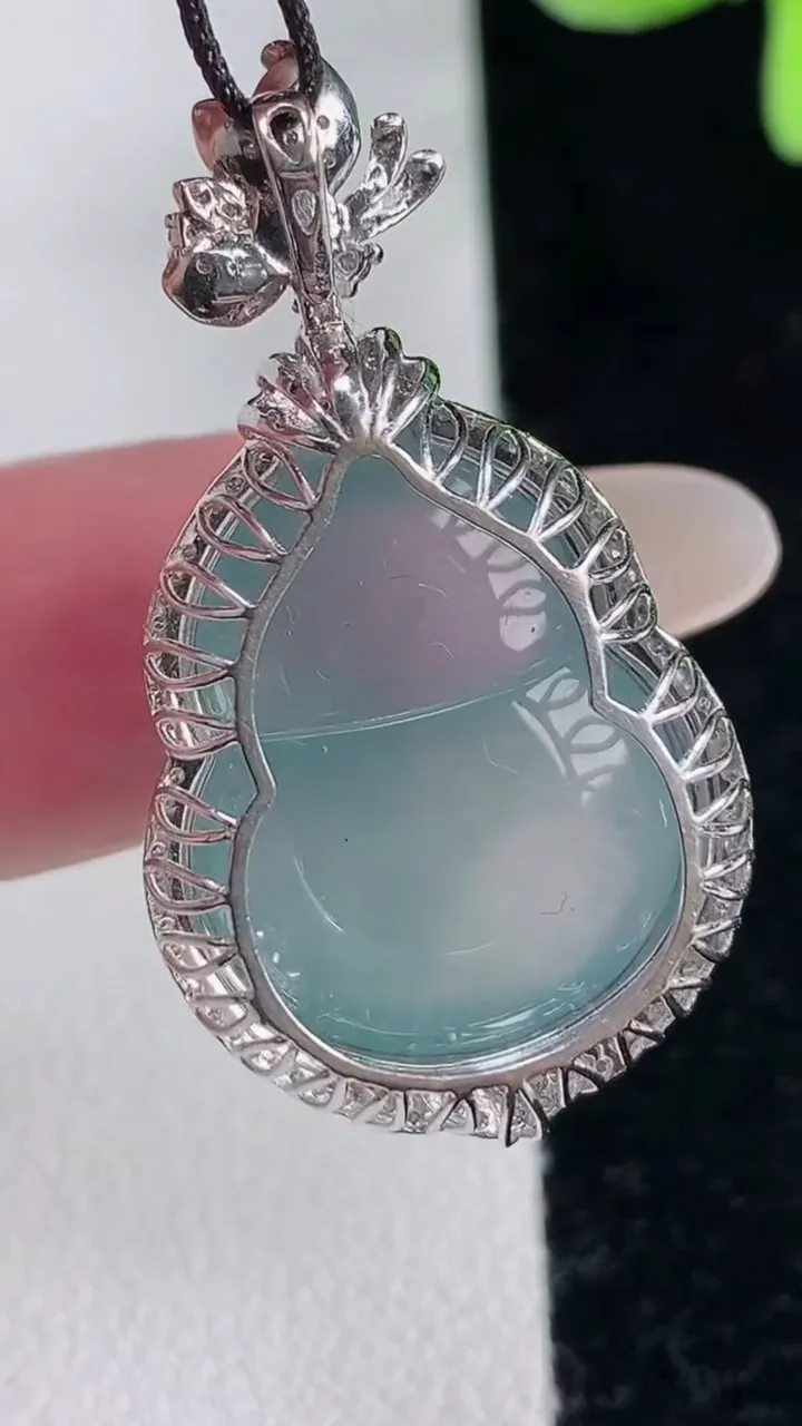 天然A货翡翠种紫罗兰葫芦吊坠，尺寸35.8-19.5-11.5，裸石21.6-16.4重量:6.77g
12月12日