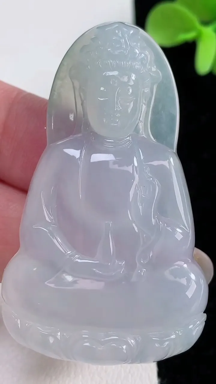天然A货翡翠观音菩萨吊坠，尺寸55-33.3-6，重量:19.83g
12月12日
