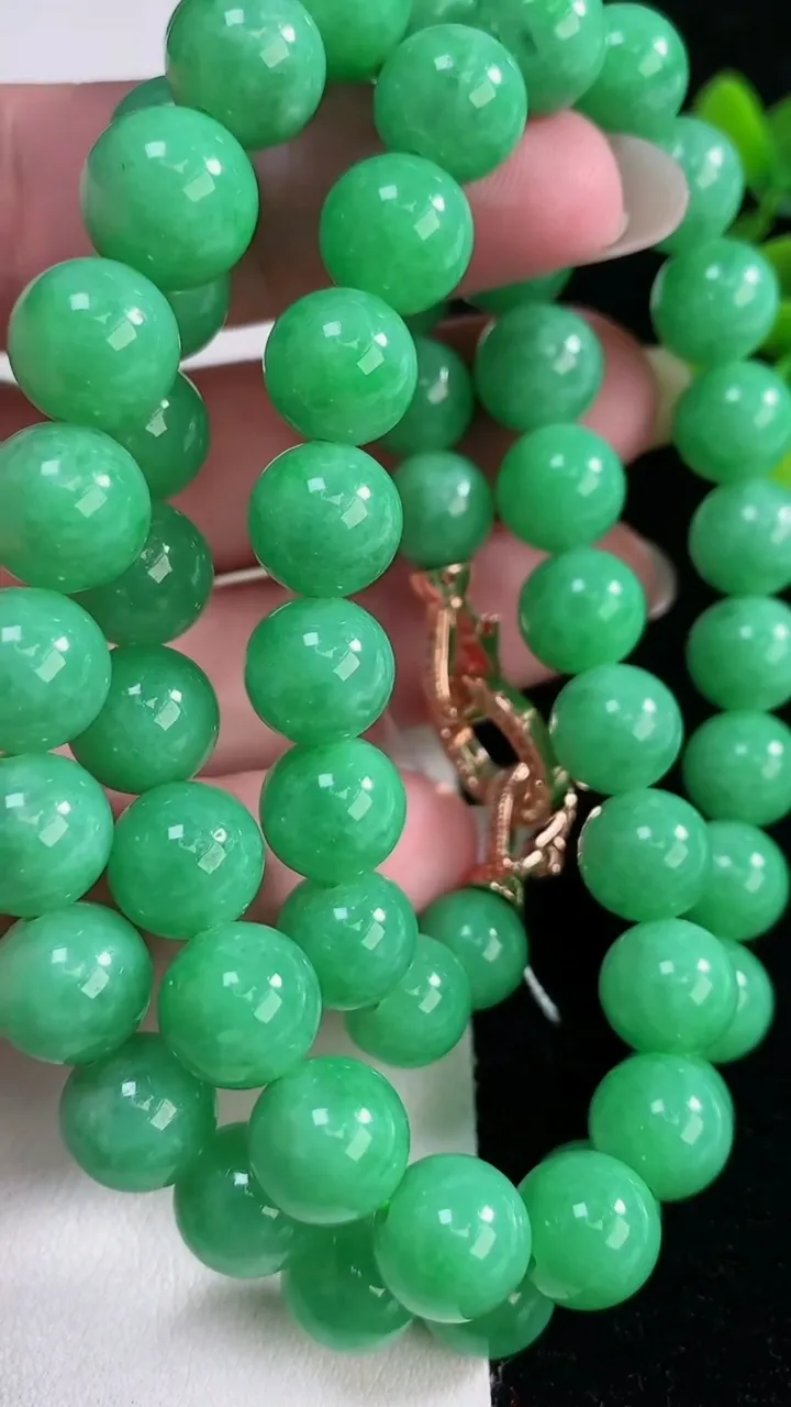 天然A货翡翠圆珠项链，尺寸10.4-59颗，重量:100.85g12月12日
工厂直销收藏佳品,种好水足，色泽均匀，有种有色，上手高大气！