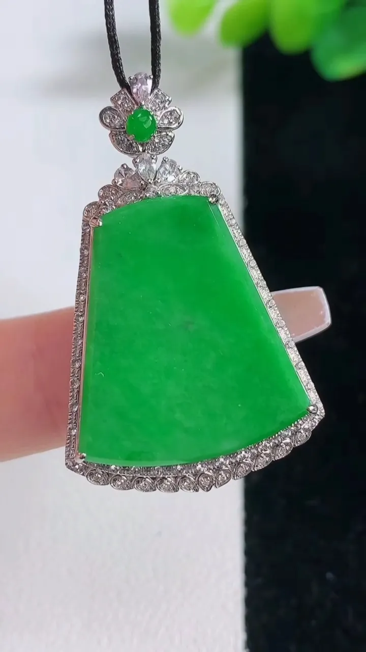 天然A货翡翠无事牌吊坠，尺寸37.7-24-6，23-21.8重量:4.83g
12月12日