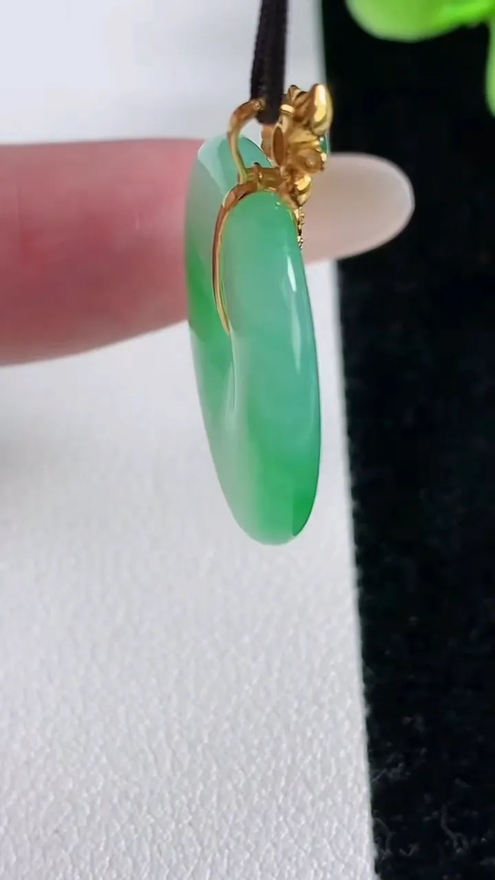 天然A货翡翠平安扣吊坠，尺寸24.1-3.4，重量:5.62g
12月12日