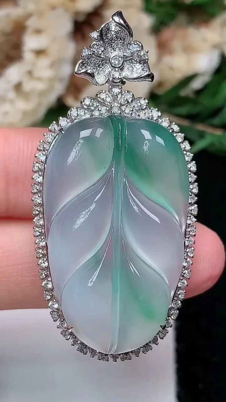 天然A货翡翠金枝玉叶 叶子吊坠，尺寸47-22.8-10.6，裸石31.3-19.3，重量:7.87