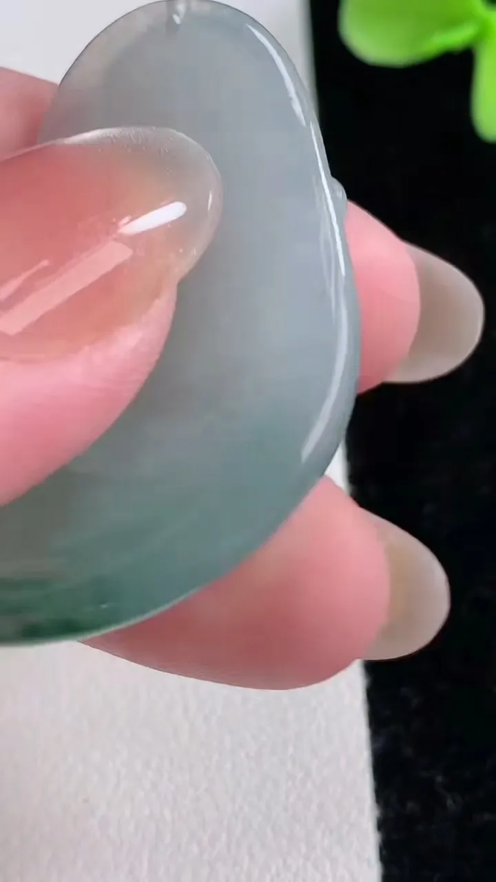 天然A货翡翠冰种飘花布袋佛吊坠，尺寸40.3-26.4-11.8，重量:17.99g
12月12日