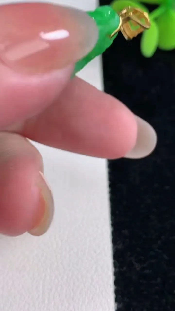 天然A货翡翠如意吊坠，尺寸50.2-30-5.4，重量:19.70g
12月12日