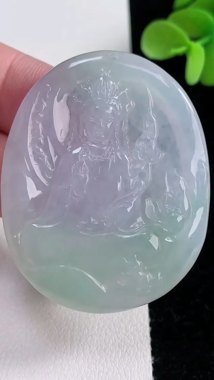 天然A货翡翠大势至菩萨吊坠，尺寸50-39.7-4.6，重量:23.46g
12月12日