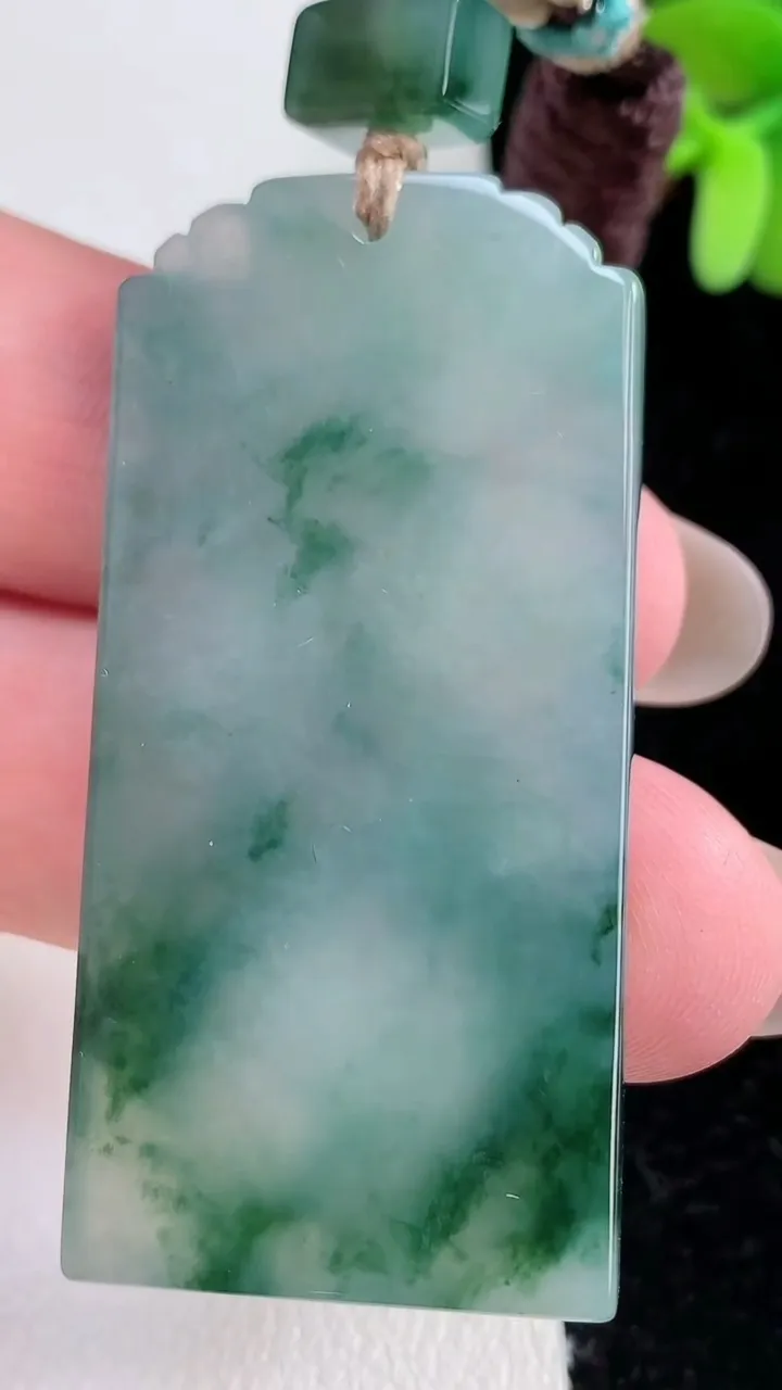 天然A货翡翠冰种飘花仿古无事牌吊坠，尺寸49.7-24.2-4.7，重量:22.60g
12月12日