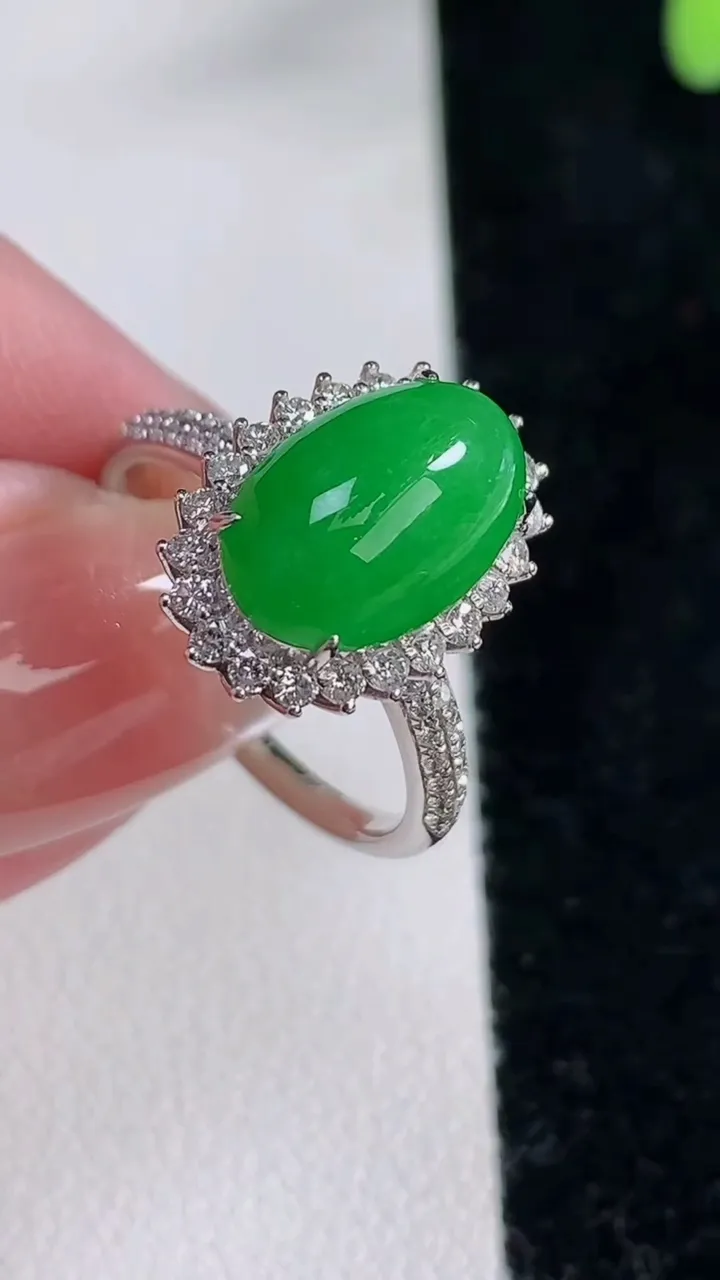 天然A货翡翠蛋面戒指，尺寸17.7-11.5-7.7-9.2，重量:4.01g2025年12月12日