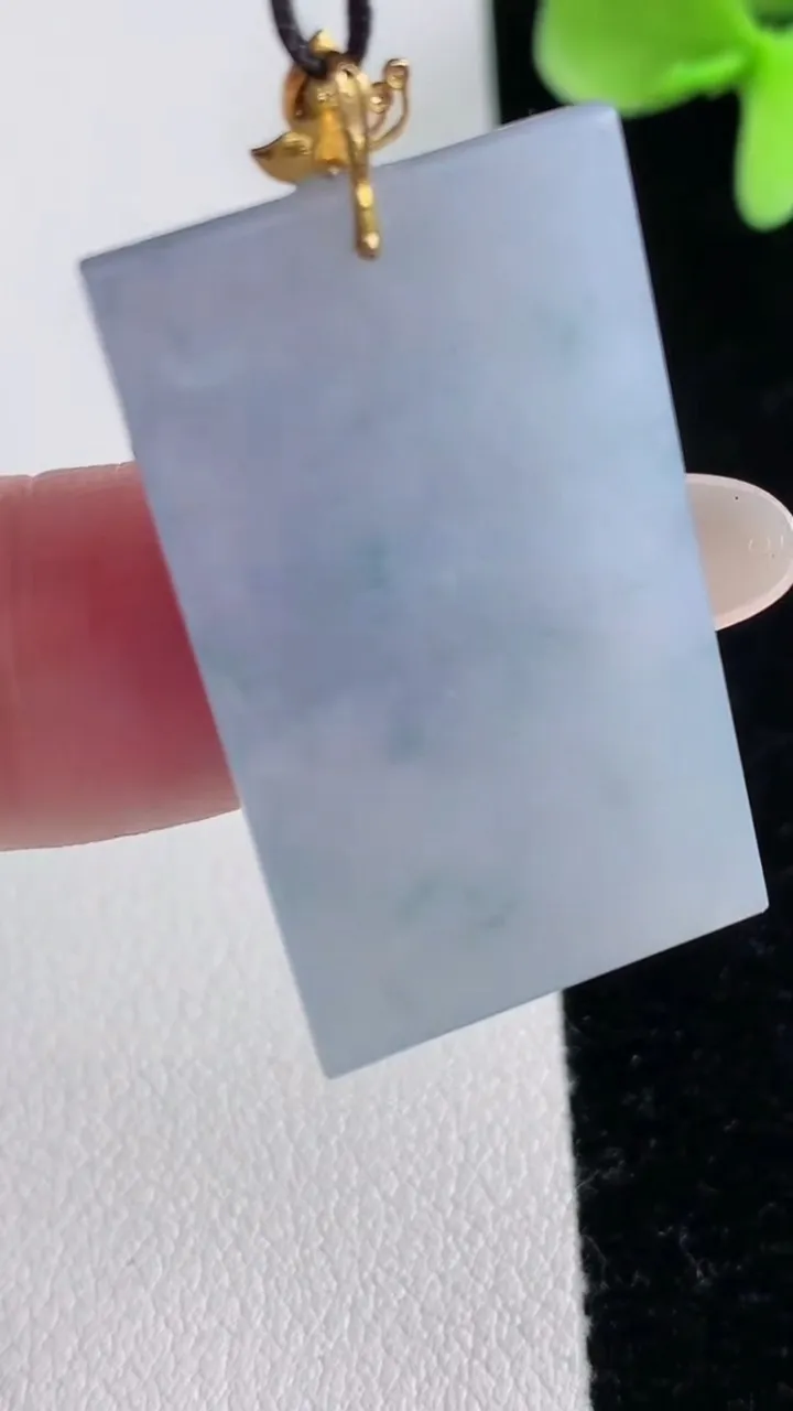 天然A货翡翠18K金紫罗兰无事牌吊坠，尺寸32.8-19-3.6，重量:7.69g
12月12日