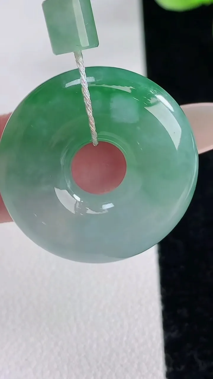 天然A货翡翠平安环吊坠，尺寸24.7-5.8，重量:7.99g
12月12日