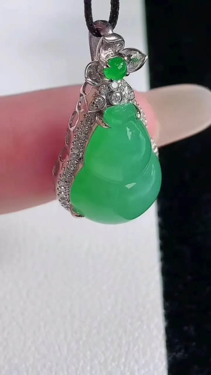 天然A货翡翠葫芦吊坠，尺寸27-13.8-9.5，裸石17-12重量:4.10g
12月12日