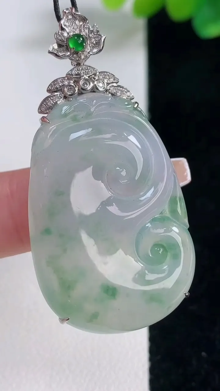 天然A货翡翠种飘花如意吊坠，尺寸48.8-35.6-24-6.7，重量:11.05g
12月12日