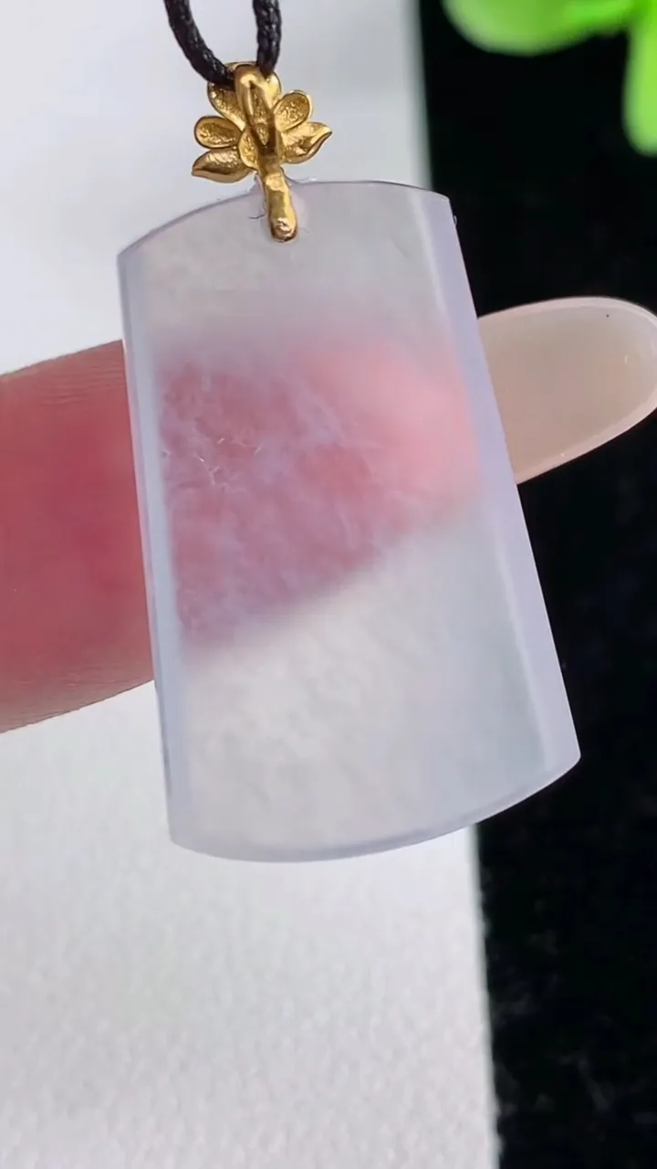 天然A货翡翠种白冰无事牌吊坠，尺寸26.3-16.8-2.5，重量:3.40g
12月12日