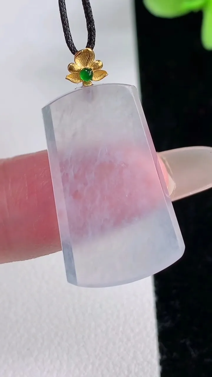 天然A货翡翠种白冰无事牌吊坠，尺寸26.3-16.8-2.5，重量:3.40g
12月12日