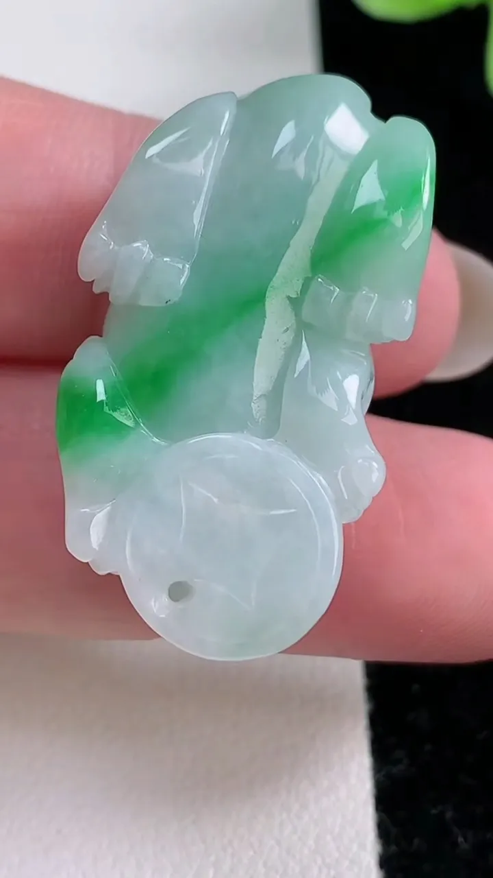 天然A货翡翠貔貅吊坠，尺寸34.3-19.2-12.8，重量:16.93g
12月12日