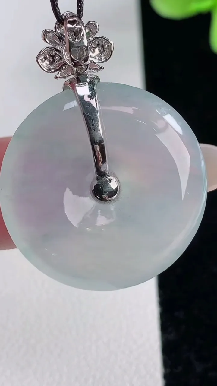 天然A货翡翠种飘花平安扣吊坠，尺寸25-4.5，重量:6.73g
12月12日