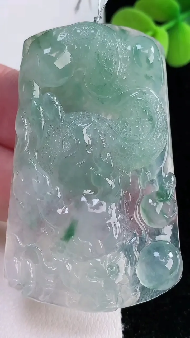 天然A货翡翠种飘花龙牌吊坠，尺寸58.2-36.7-6.3，重量:28.63g
12月12日