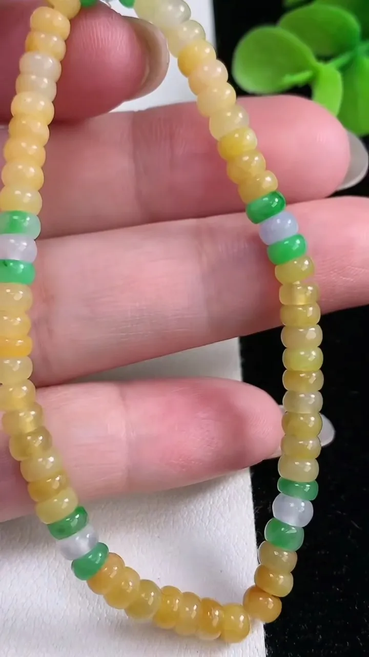 天然A货翡翠三彩算盘珠手串，尺寸4.5-2.7-65颗，重量:8.92g12月12日
工厂直销收藏佳品,种好水足，色泽均匀，有种有色，上手高大气！