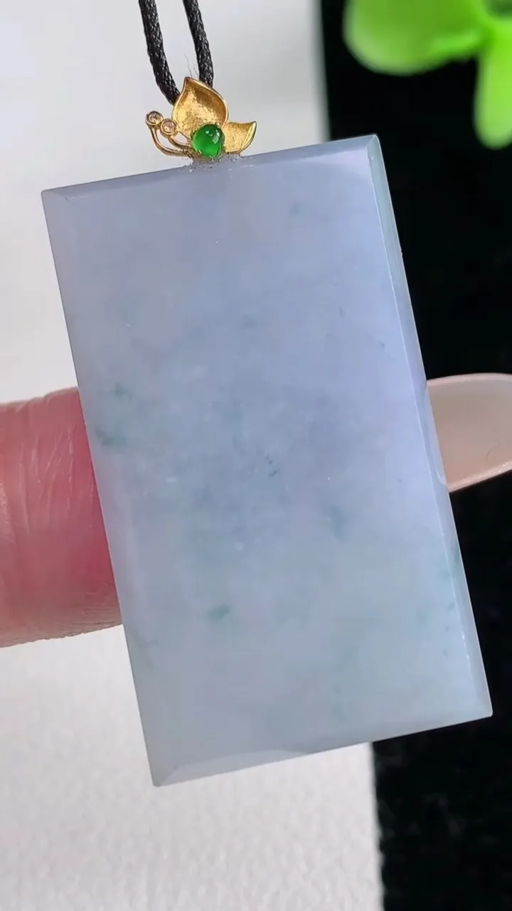 天然A货翡翠18K金紫罗兰无事牌吊坠，尺寸32.8-19-3.6，重量:7.69g
12月12日