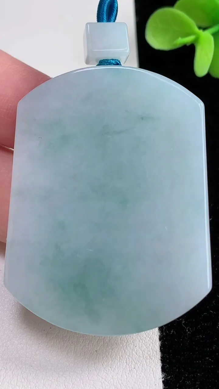 天然A货翡翠飘花无事牌吊坠，尺寸50.5-38.6-6.2，重量:3647g
12月12日