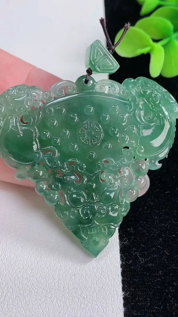 天然A货翡翠复古龙牌吊坠，尺寸50.4-57.7-5.7，重量:24.62g
12月12日