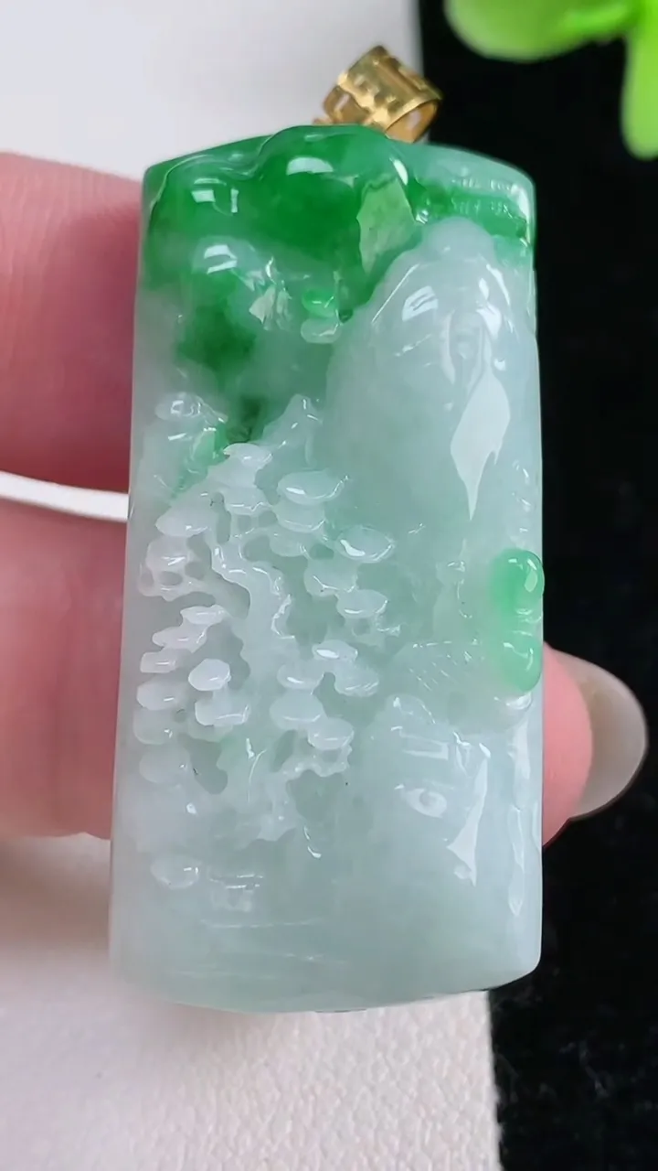 天然A货翡翠山水牌吊坠，尺寸42.4-20.6-9.4，重量:22.64g
12月12日