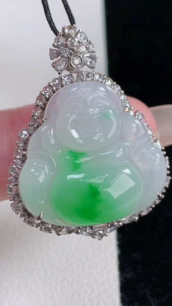 天然A货翡翠佛公吊坠，尺寸32.2-25.3-9.2，裸石20.7-22.3重量:6.21g
12月