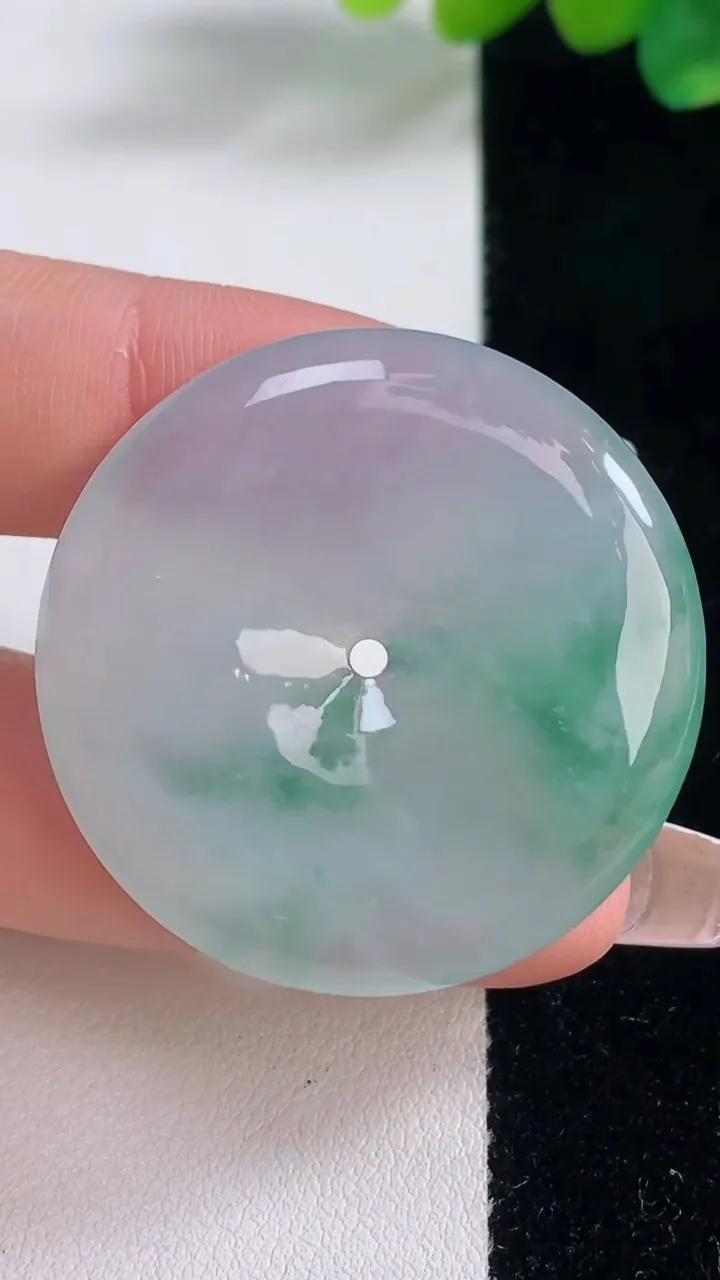 天然A货翡翠种飘花平安扣吊坠，尺寸36-6.3，重量:17.20g
12月12日