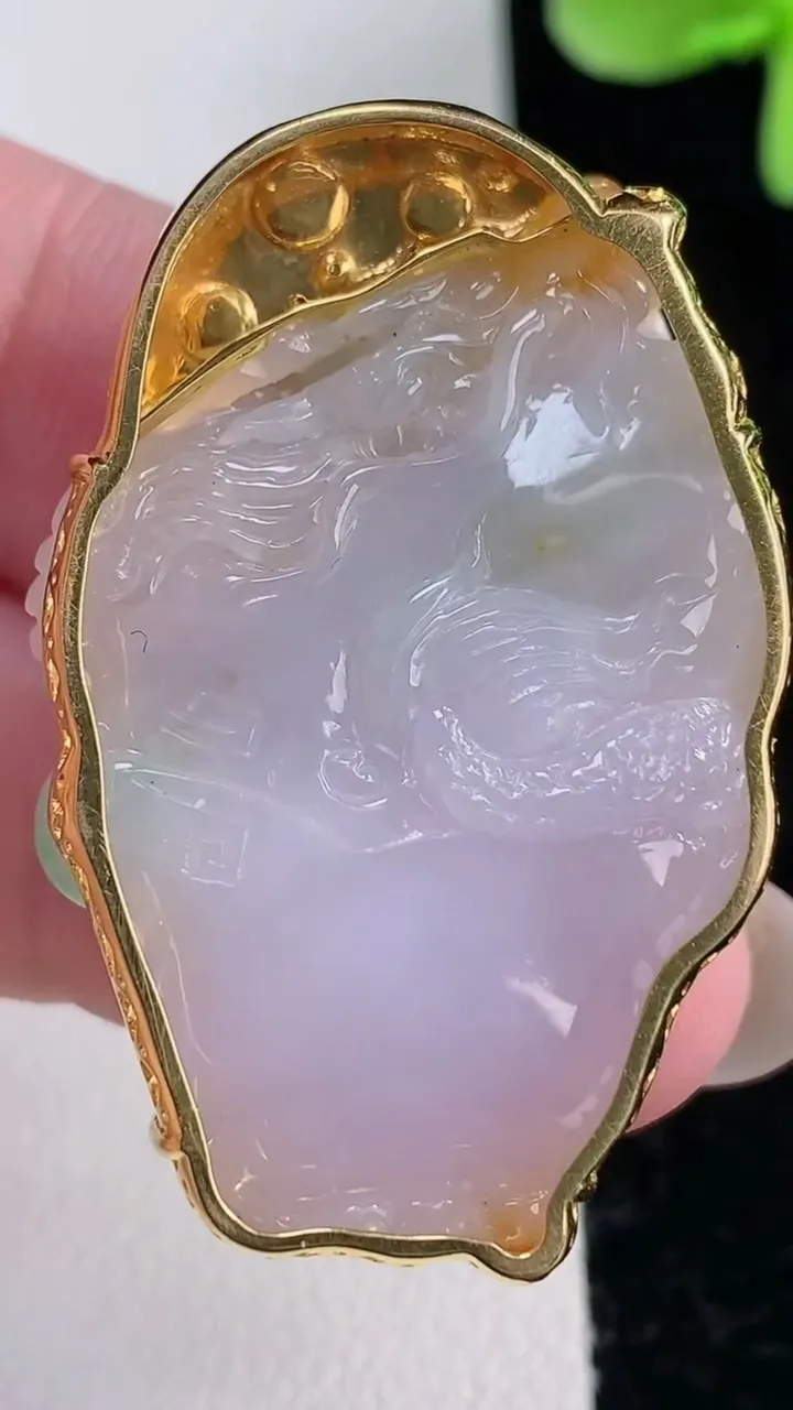 天然A货翡翠18K金春带彩紫罗兰龙牌吊坠，尺寸40.5-38.6-26.6-9.8，重量:21.50g
12月12日