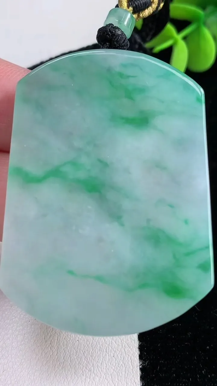 天然A货翡翠观音菩萨吊坠，尺寸51-38.2-5.8，重量:33.92g
12月12日