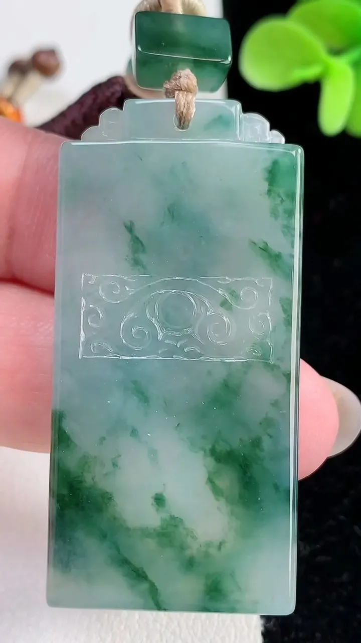 天然A货翡翠冰种飘花仿古无事牌吊坠，尺寸49.7-24.2-4.7，重量:22.60g
12月12日