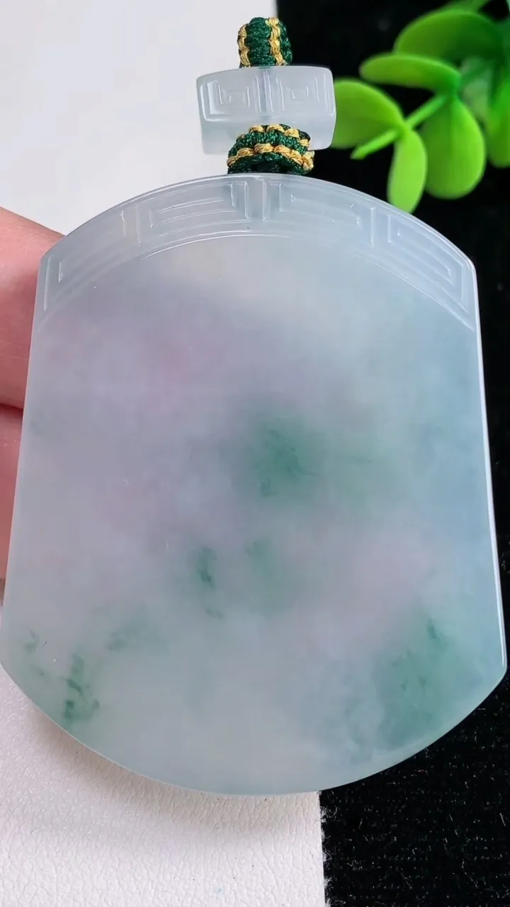 天然A货翡翠种飘花仿古无事牌吊坠，尺寸56.6-46.8-6，重量:46.82g
12月12日