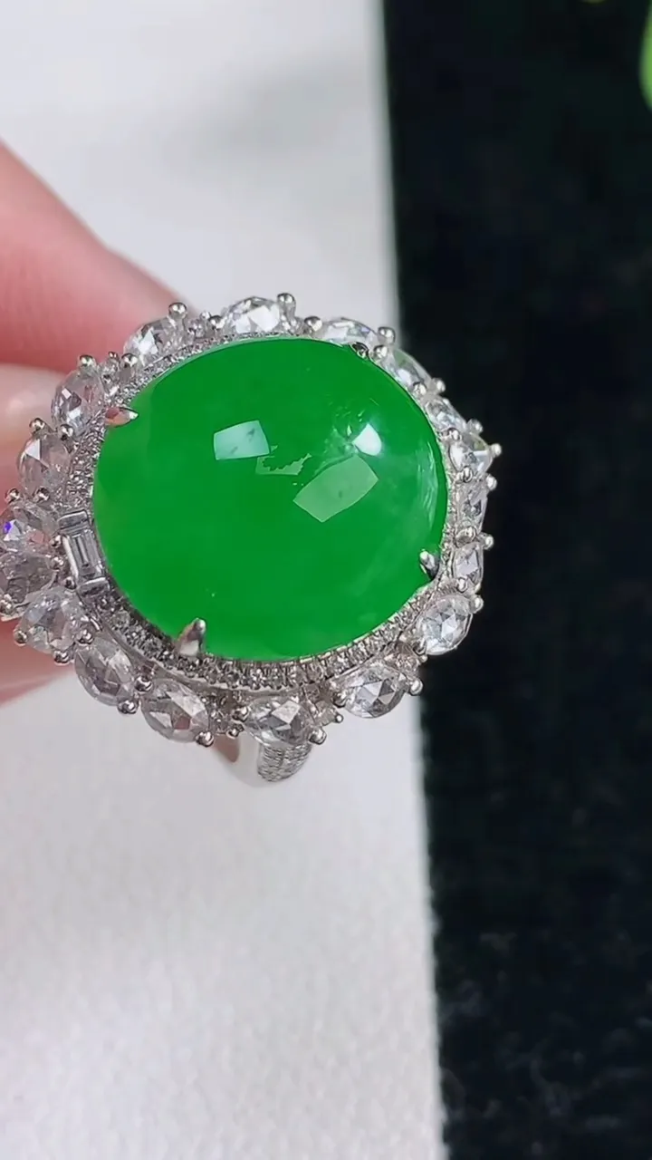 天然A货翡翠蛋面戒指，尺寸17.7-14-12.6-14，重量:9.39g2025年12月12日
工厂直销收藏佳品,种好水足，色泽均匀，有种有色，上手高大气！