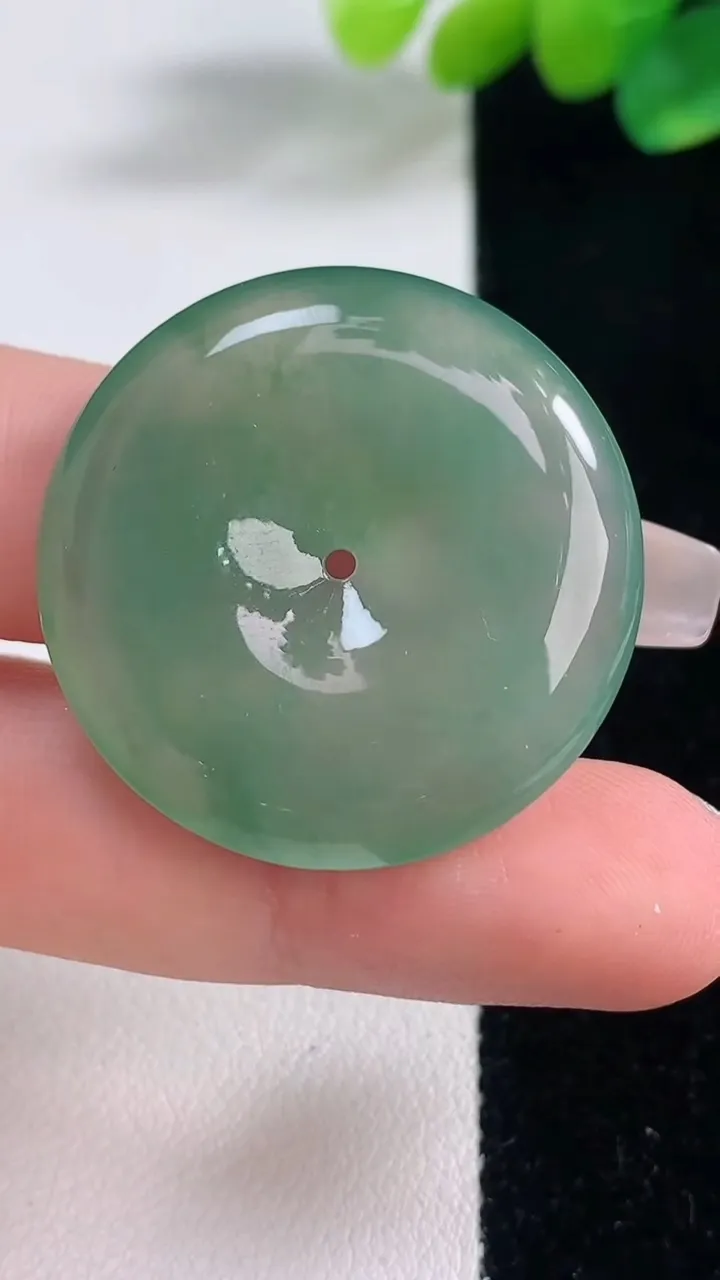 天然A货翡翠平安扣吊坠，尺寸31.7-5.9，重量:12.39g
12月12日