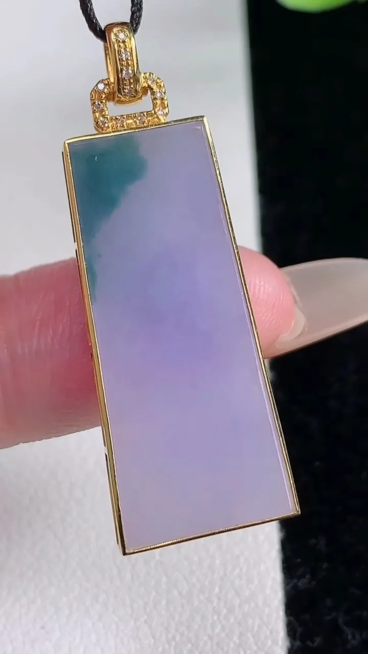 天然A货翡翠18K金紫罗兰飘花无事牌吊坠，尺寸31-14-3.4，重量:5.25g
12月12日