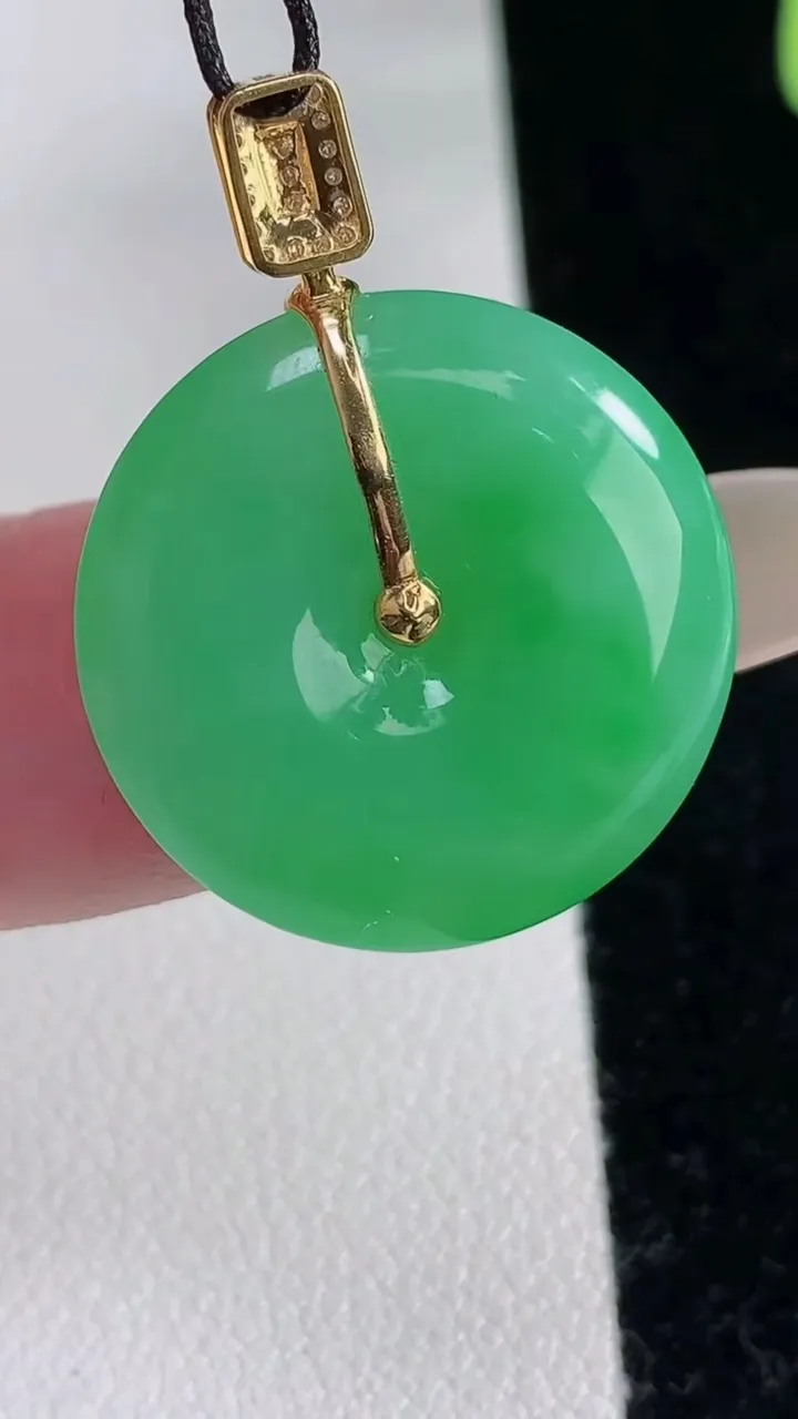 天然A货翡翠平安扣吊坠，尺寸21.7-4.2，重量:5.00g
12月12日