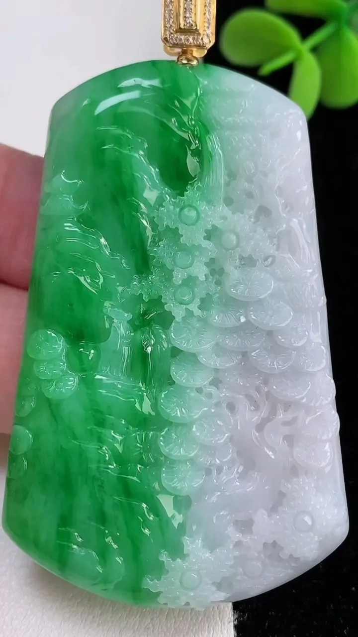 天然A货翡翠山水牌吊坠，尺寸61.8-38.4-4.7，重量:29.41g
12月12日