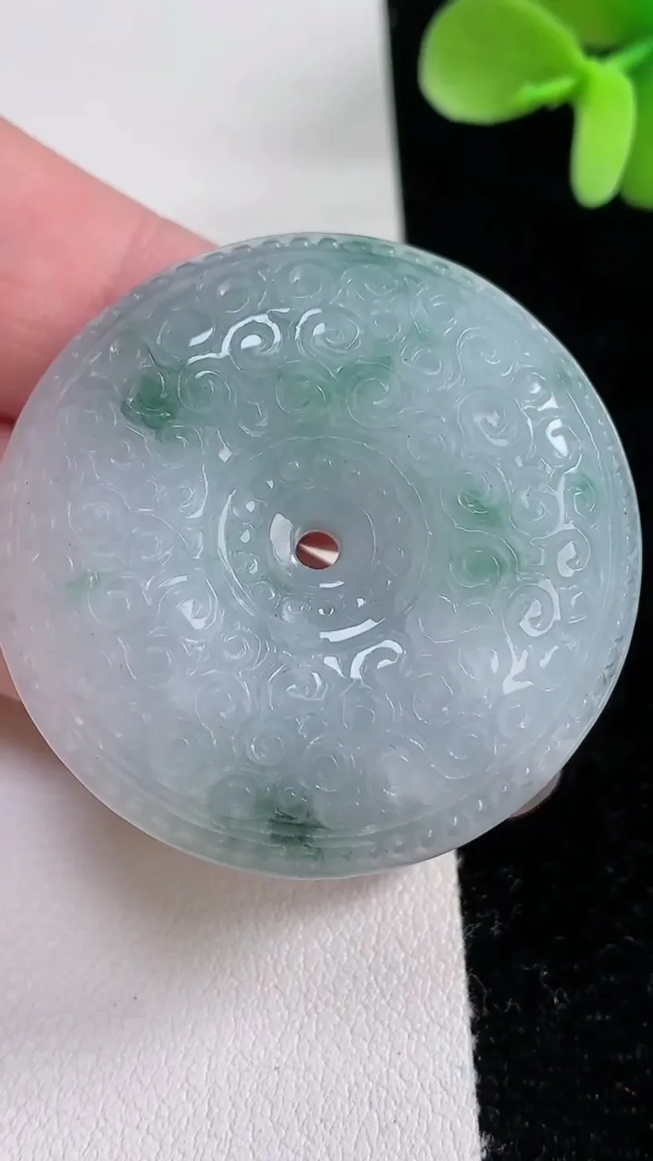 天然A货翡翠飘花雕花平安扣吊坠，尺寸39-11.6，重量:35.46g
12月12日