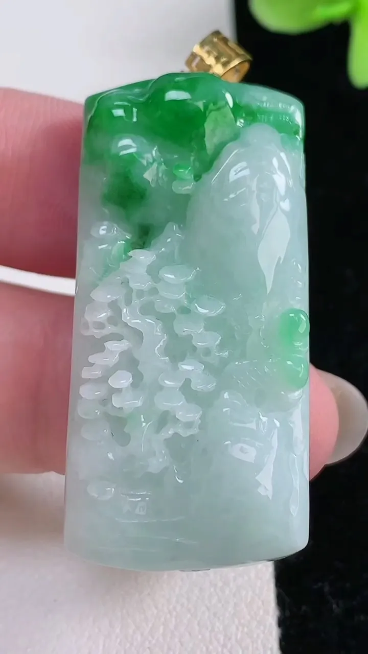 天然A货翡翠山水牌吊坠，尺寸42.4-20.6-9.4，重量:22.64g
12月12日