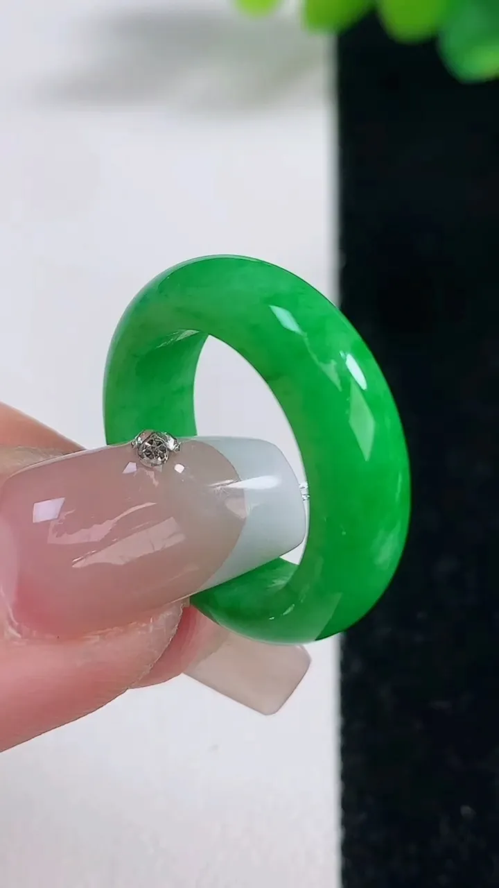天然A货翡翠指环戒指，尺寸17-5.8-3.4，重量:4.32g2025年12月12日
工厂直销收藏