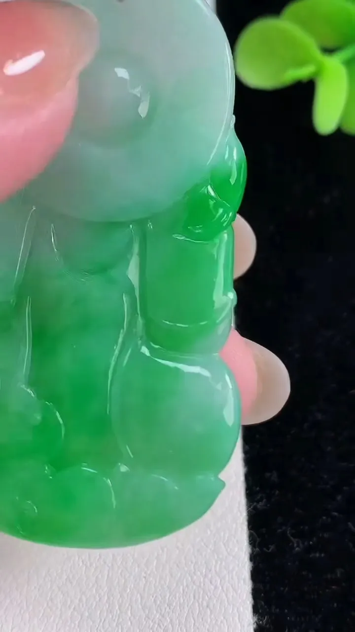 天然A货翡翠观音菩萨吊坠，尺寸58-33.5-5.5，重量:23.46g
12月12日