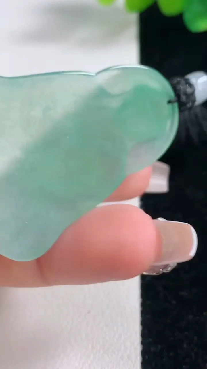 天然A货翡翠观音菩萨吊坠，尺寸47.8-33-5.2，重量:19.00g
12月12日