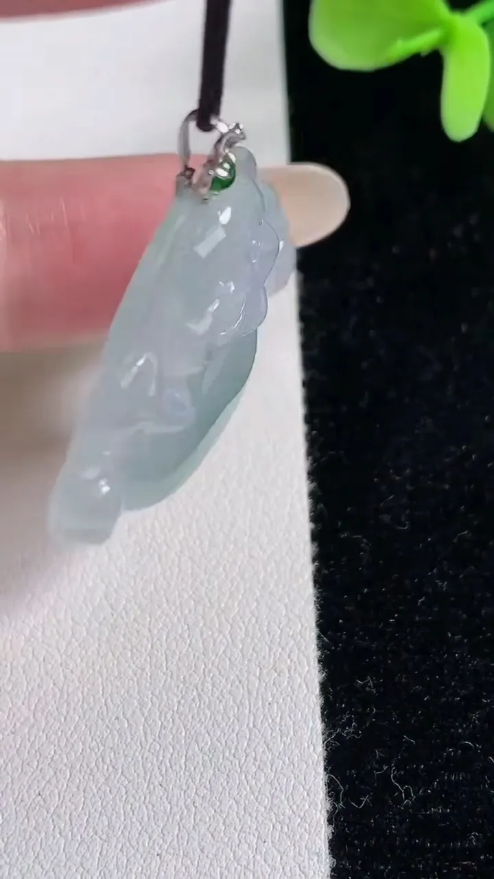 天然A货翡翠种飘花佛公吊坠，尺寸31-33.4-5.3，重量:9.60g
12月12日