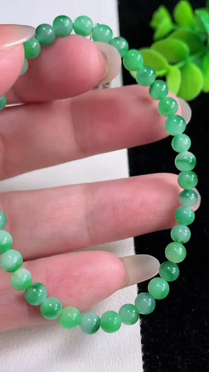 天然A货翡翠圆珠手串，尺寸4.4-39颗，重量:7.58g12月12日
工厂直销收藏佳品,种好水足，色泽均匀，有种有色，上手高大气！