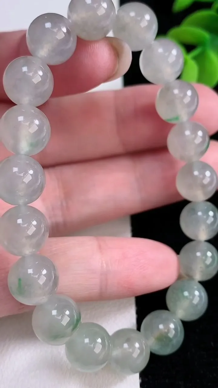 天然A货翡翠圆珠手串，尺寸10-19颗，重量:33.71g12月12日
工厂直销收藏佳品,种好水足，色泽均匀，有种有色，上手高大气！