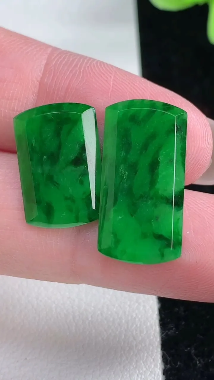 天然A货翡翠无事牌镶嵌件一对，尺寸22.2-11-1.7，重量:2.45g
12月12日