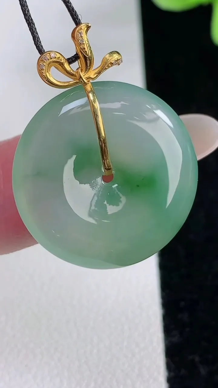 天然A货翡翠平安扣吊坠，尺寸23-5，重量:6.22g
12月12日