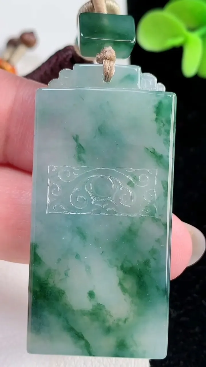 天然A货翡翠冰种飘花仿古无事牌吊坠，尺寸49.7-24.2-4.7，重量:22.60g
12月12日